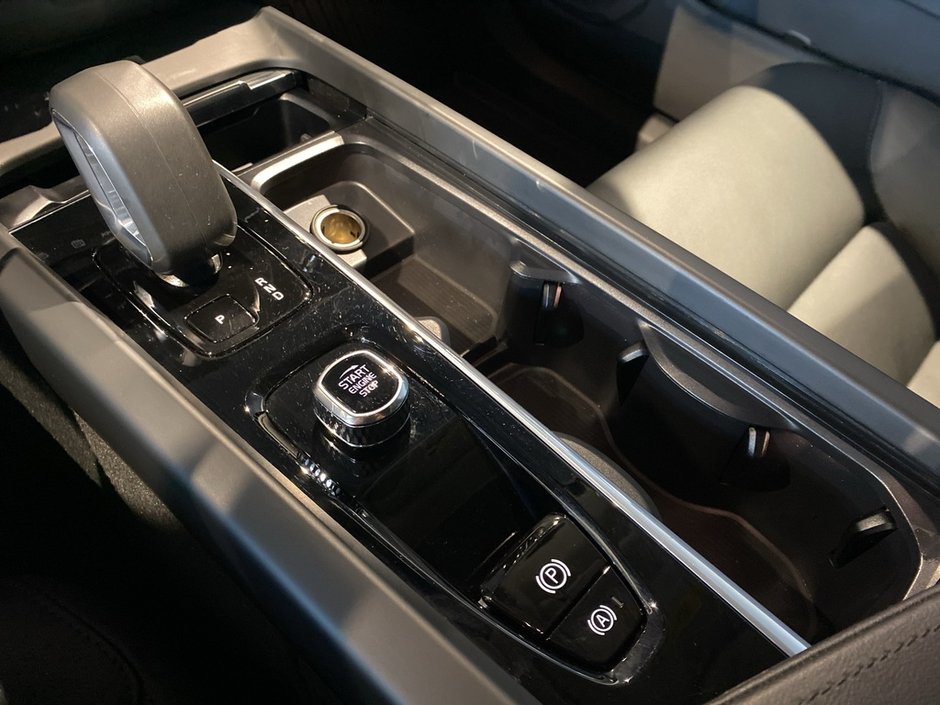 2025 Volvo XC60 B5 AWD Core Dark Theme-12