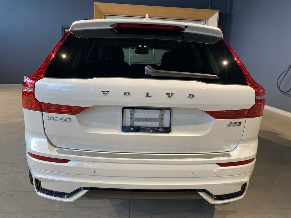 2025 Volvo XC60 B5 AWD Core Dark Theme-3