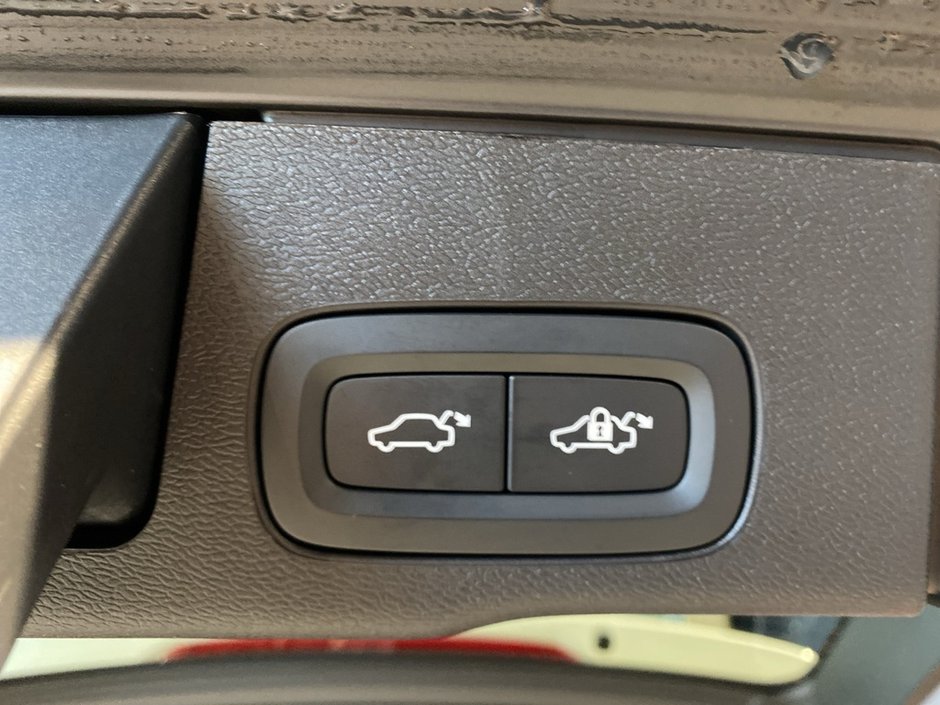 2025 Volvo XC60 B5 AWD Core Dark Theme-20