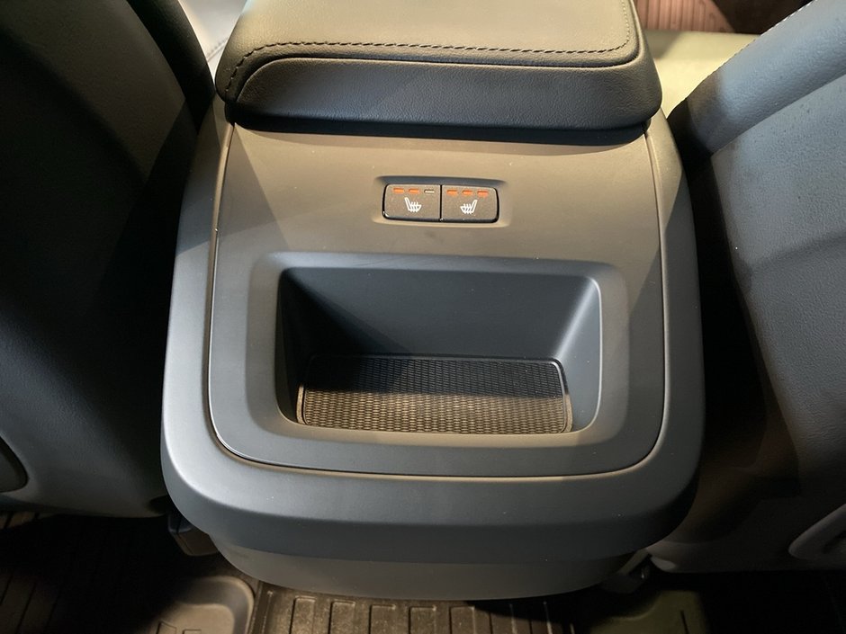 2025 Volvo XC60 B5 AWD Core Dark Theme-18