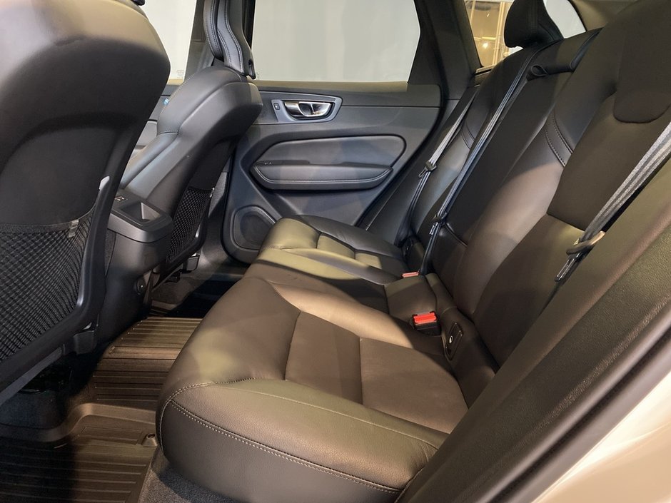 2025 Volvo XC60 B5 AWD Core Dark Theme-17