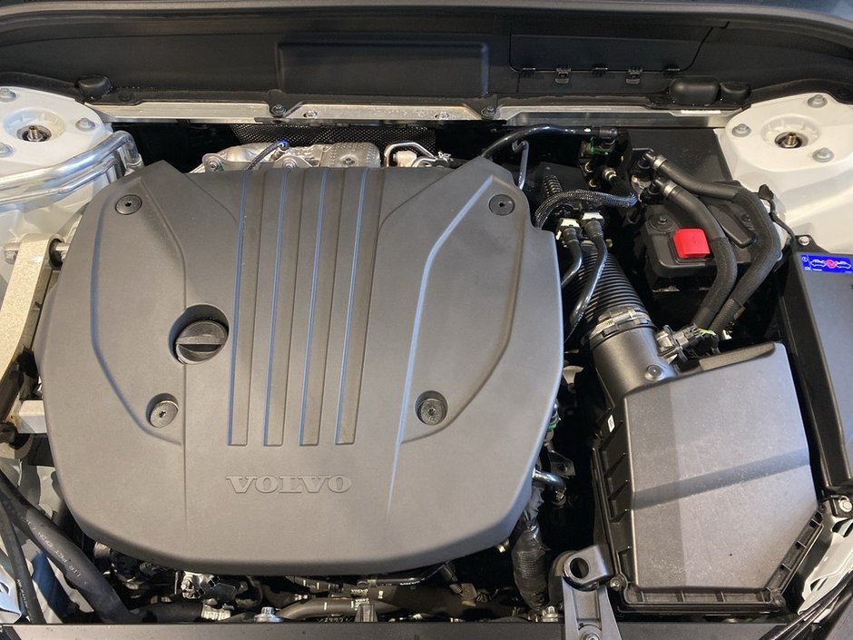 2025 Volvo XC60 B5 AWD Core Dark Theme-25