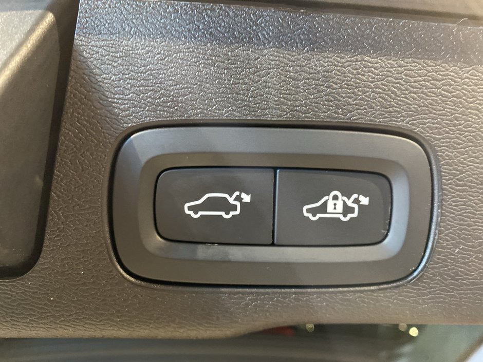 2025 Volvo XC60 B5 AWD Plus Dark Theme-20