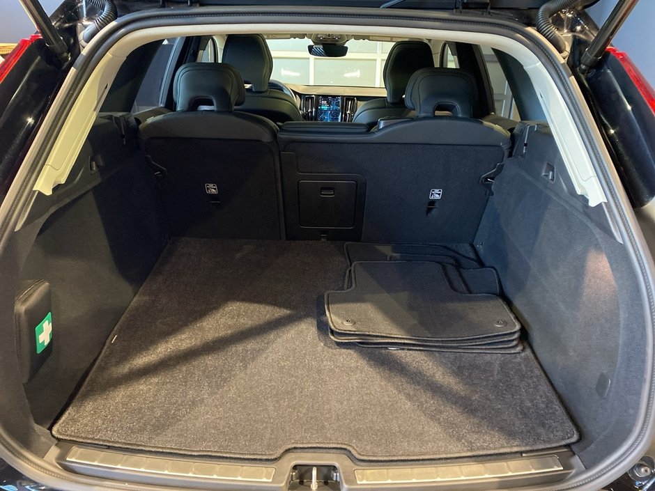 2025 Volvo XC60 B5 AWD Plus Dark Theme-19