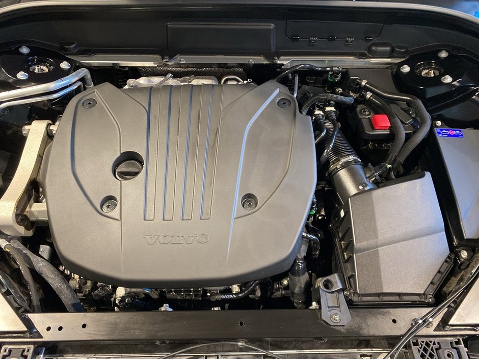 2025 Volvo XC60 B5 AWD Plus Dark Theme-25