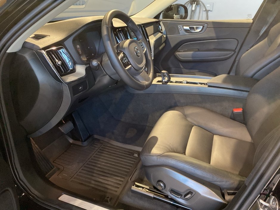 2025 Volvo XC60 B5 AWD Plus Dark Theme-9