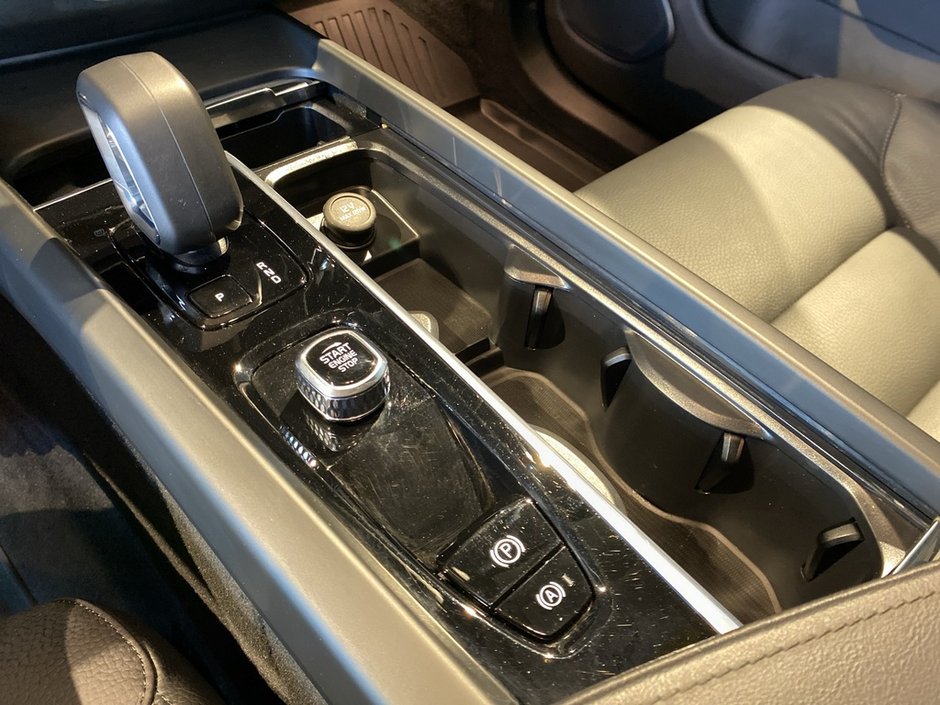 2025 Volvo XC60 B5 AWD Plus Dark Theme-12