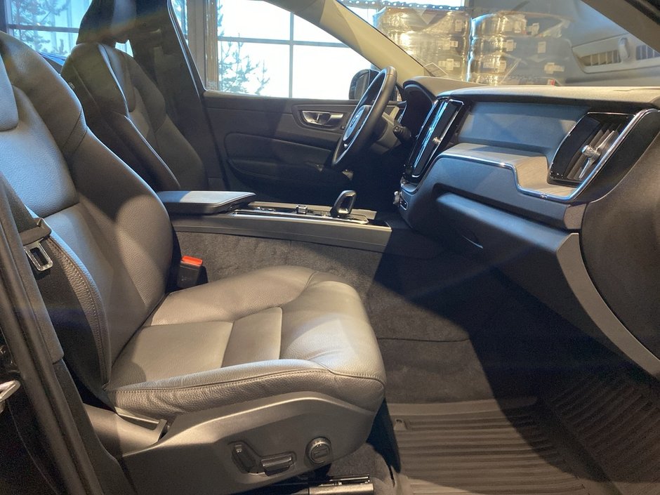 2025 Volvo XC60 B5 AWD Plus Dark Theme-22