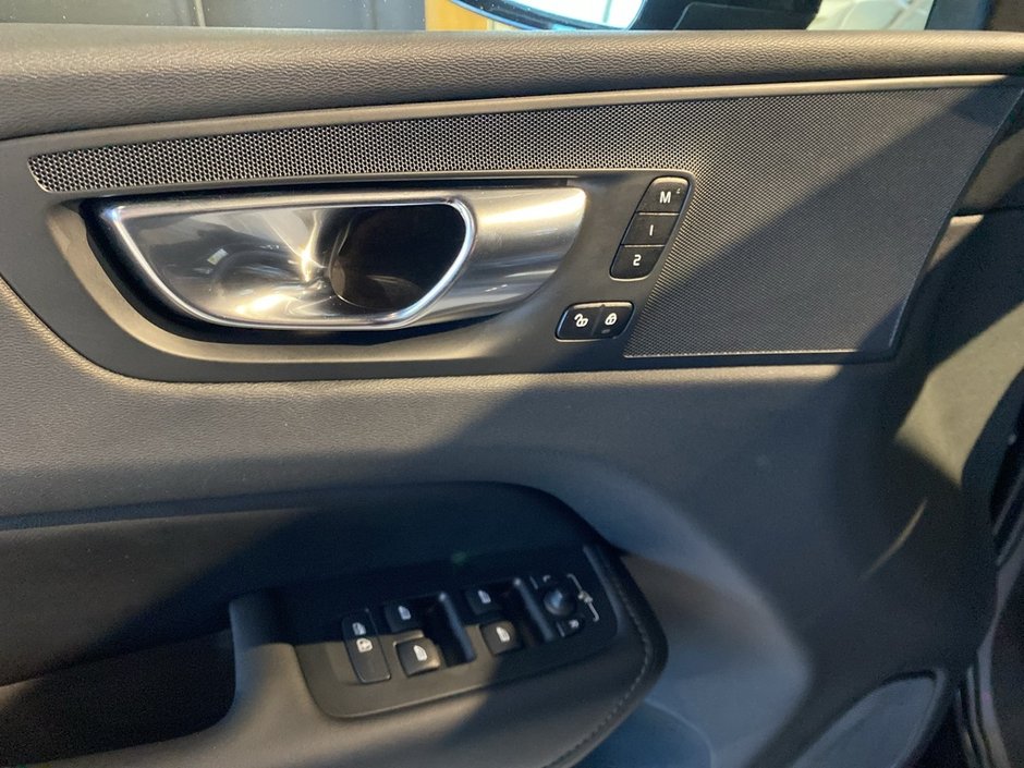 2025 Volvo XC60 B5 AWD Plus Dark Theme-11