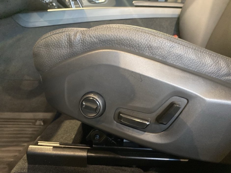 2025 Volvo XC60 B5 AWD Plus Dark Theme-14