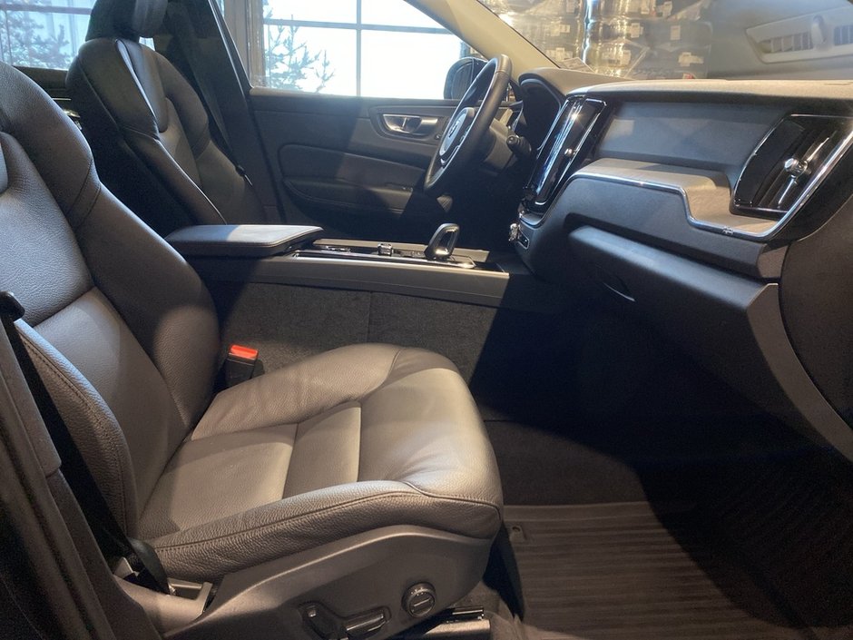 2025 Volvo XC60 B5 AWD Plus Dark Theme-22