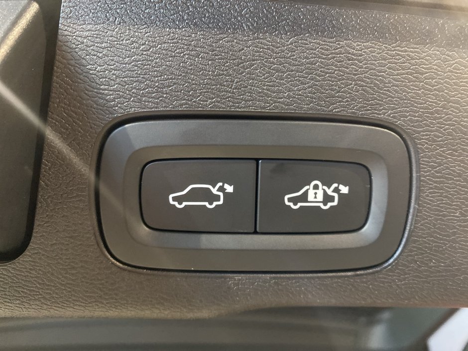 2025 Volvo XC60 B5 AWD Plus Dark Theme-20