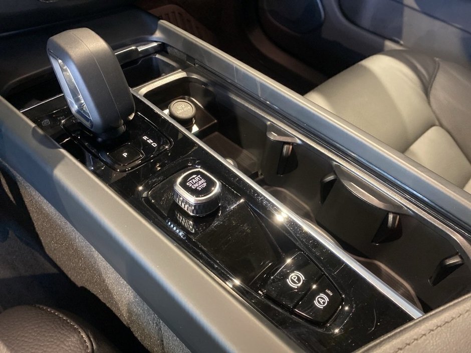 2025 Volvo XC60 B5 AWD Plus Dark Theme-13