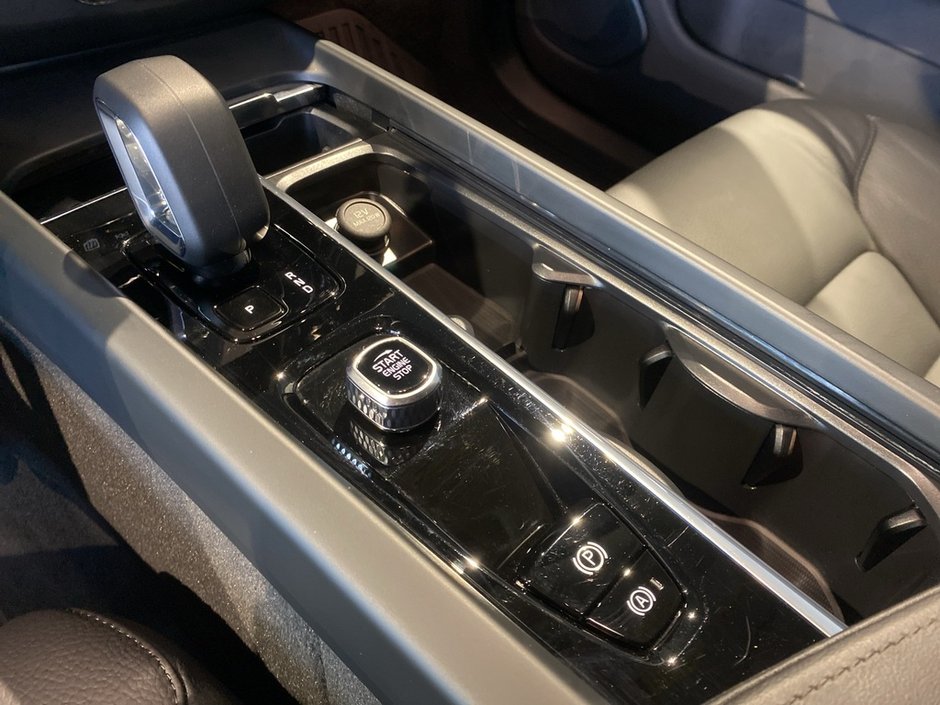 2025 Volvo XC60 B5 AWD Plus Dark Theme-12