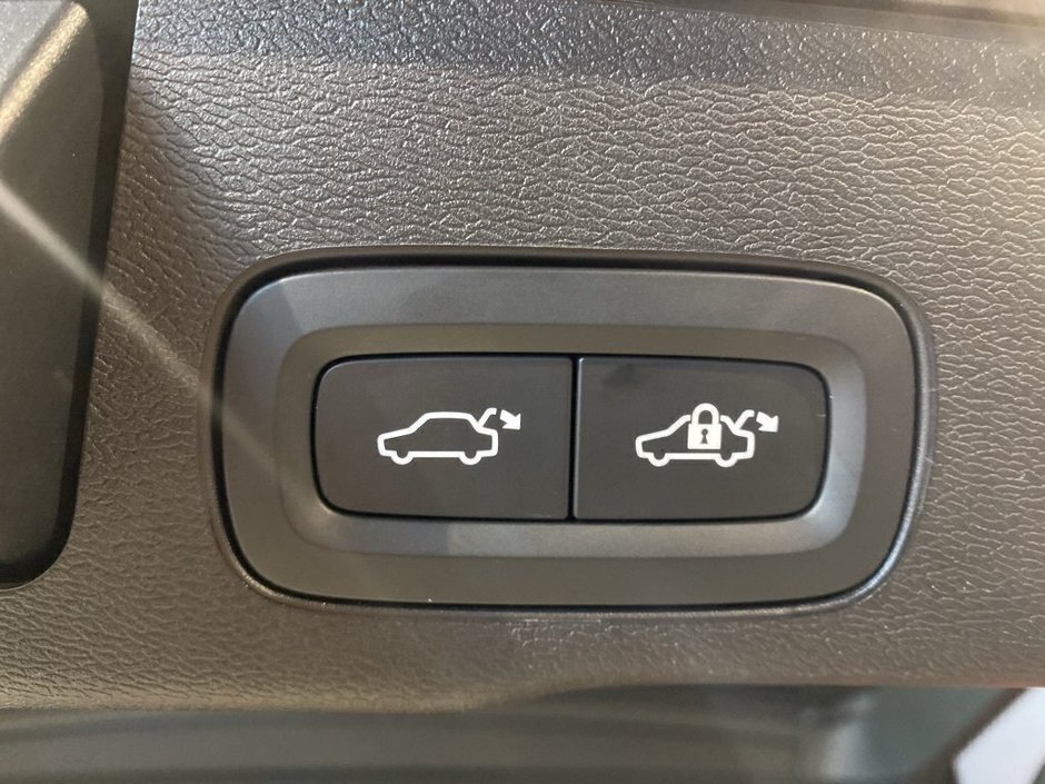 2025 Volvo XC60 B5 AWD Plus Dark Theme-21