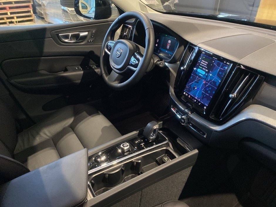 2025 Volvo XC60 B5 AWD Plus Dark Theme-24