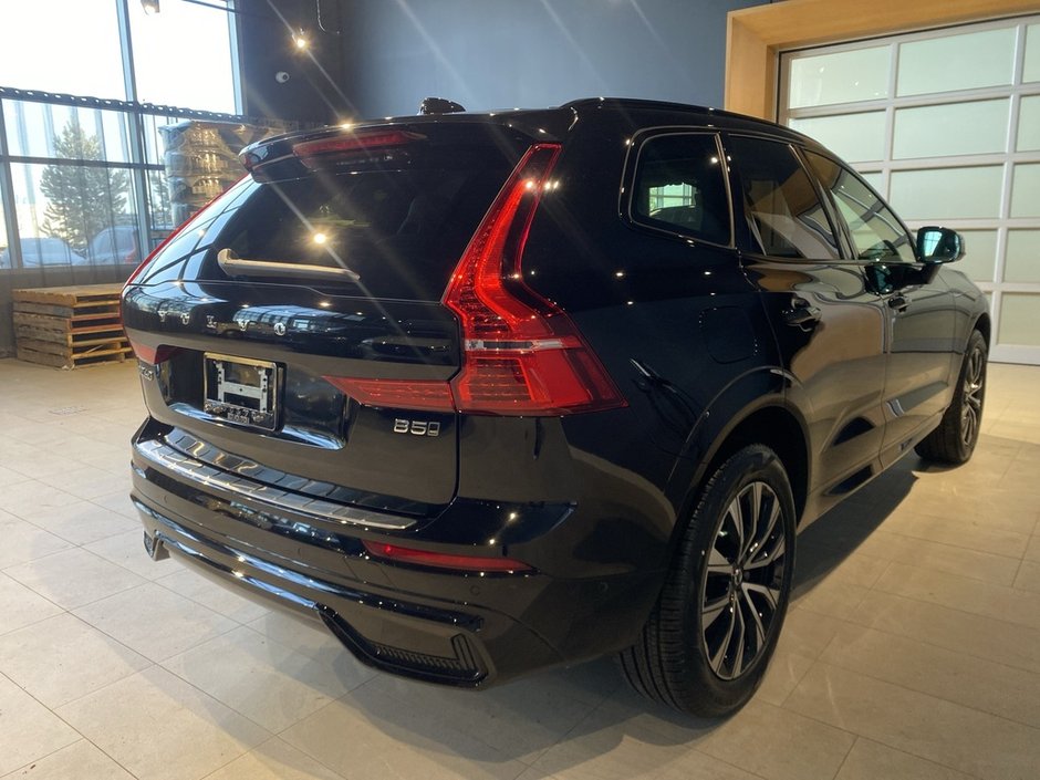 2025 Volvo XC60 B5 AWD Plus Dark Theme-4