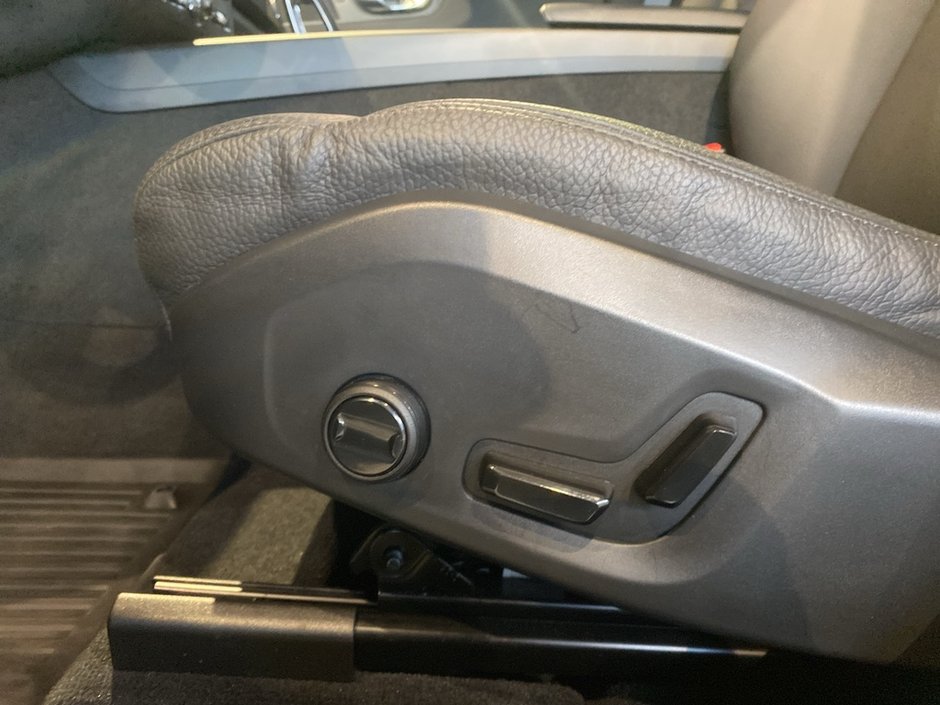 2025 Volvo XC60 B5 AWD Plus Dark Theme-13