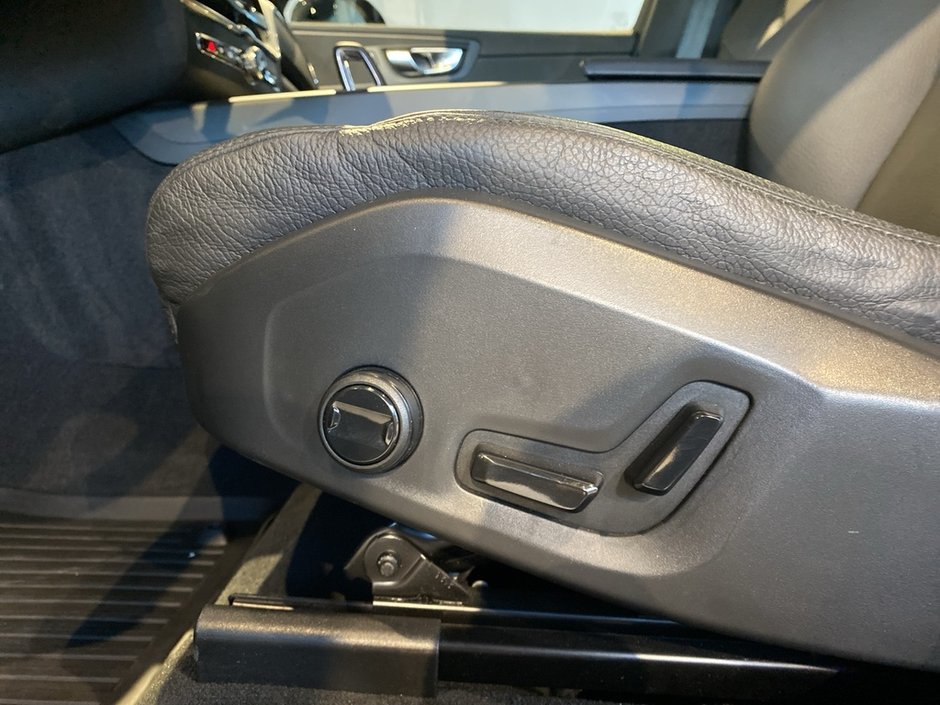 2025 Volvo XC60 B5 AWD Plus Dark Theme-13