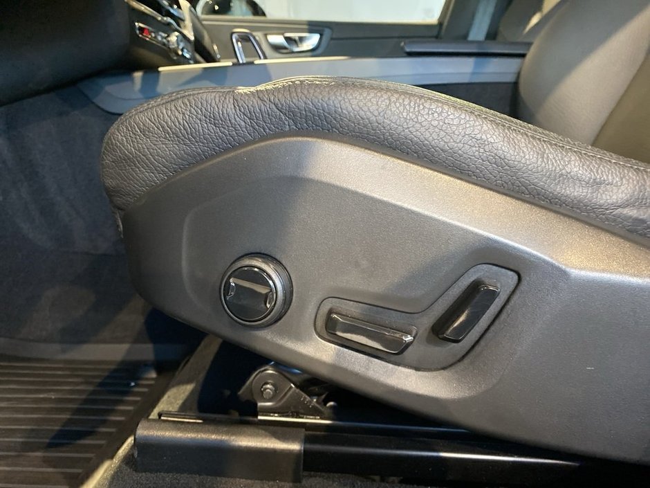 2025 Volvo XC60 B5 AWD Plus Dark Theme-13