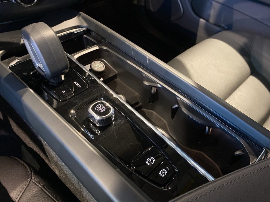 2025 Volvo XC60 B5 AWD Plus Dark Theme-12