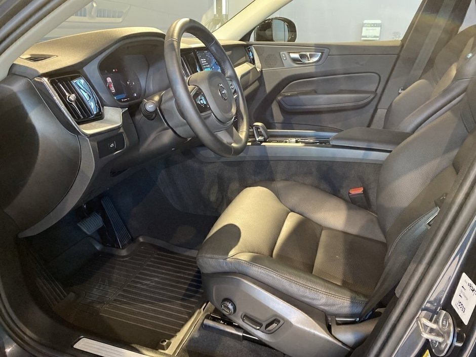 2025 Volvo XC60 B5 AWD Plus Dark Theme-9