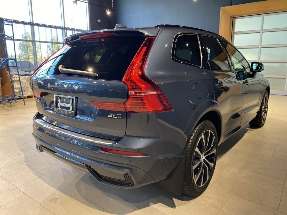 2025 Volvo XC60 B5 AWD Plus Dark Theme-4