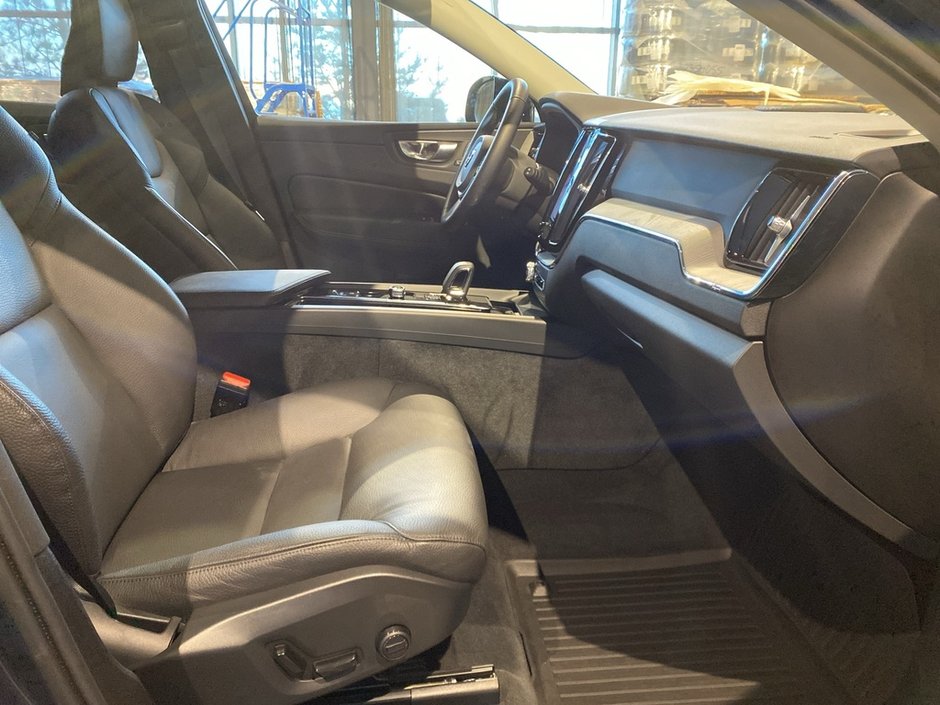 2025 Volvo XC60 B5 AWD Plus Dark Theme-22