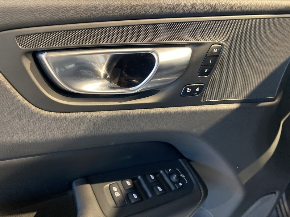 2025 Volvo XC60 B5 AWD Plus Dark Theme-11