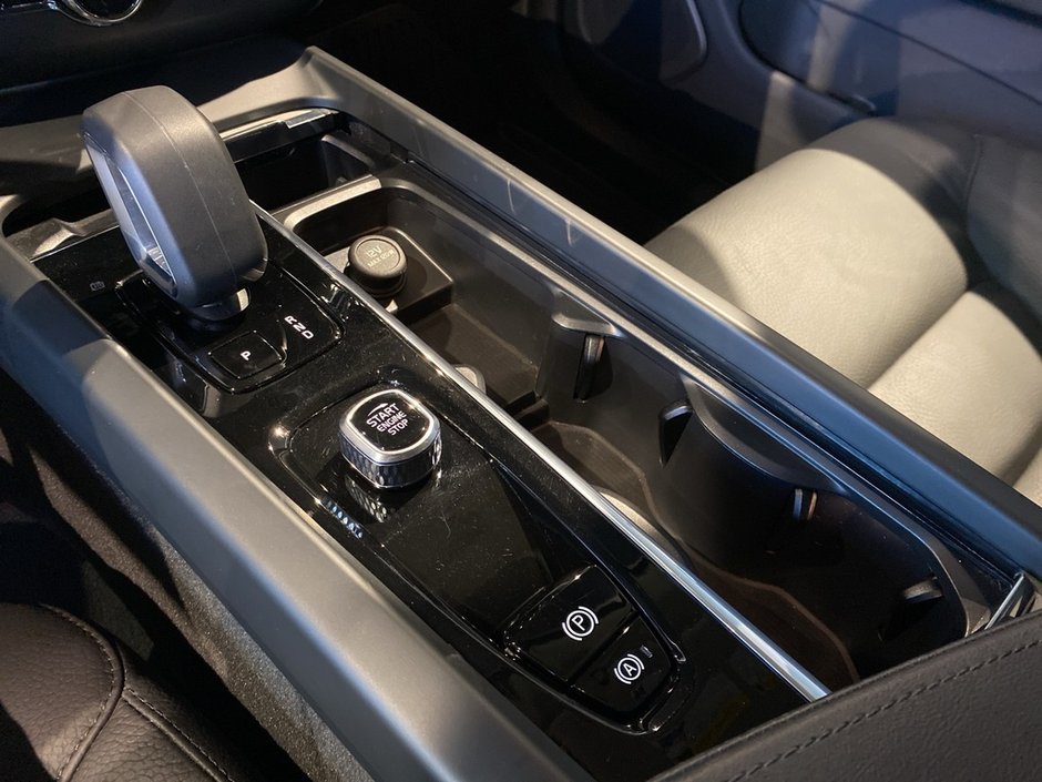 2025 Volvo XC60 B5 AWD Plus Dark Theme-12