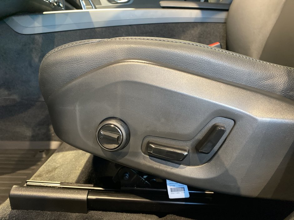 2025 Volvo XC60 Core Dark Theme-13