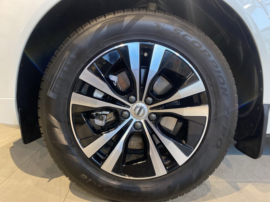 2025 Volvo XC60 Core Dark Theme-8