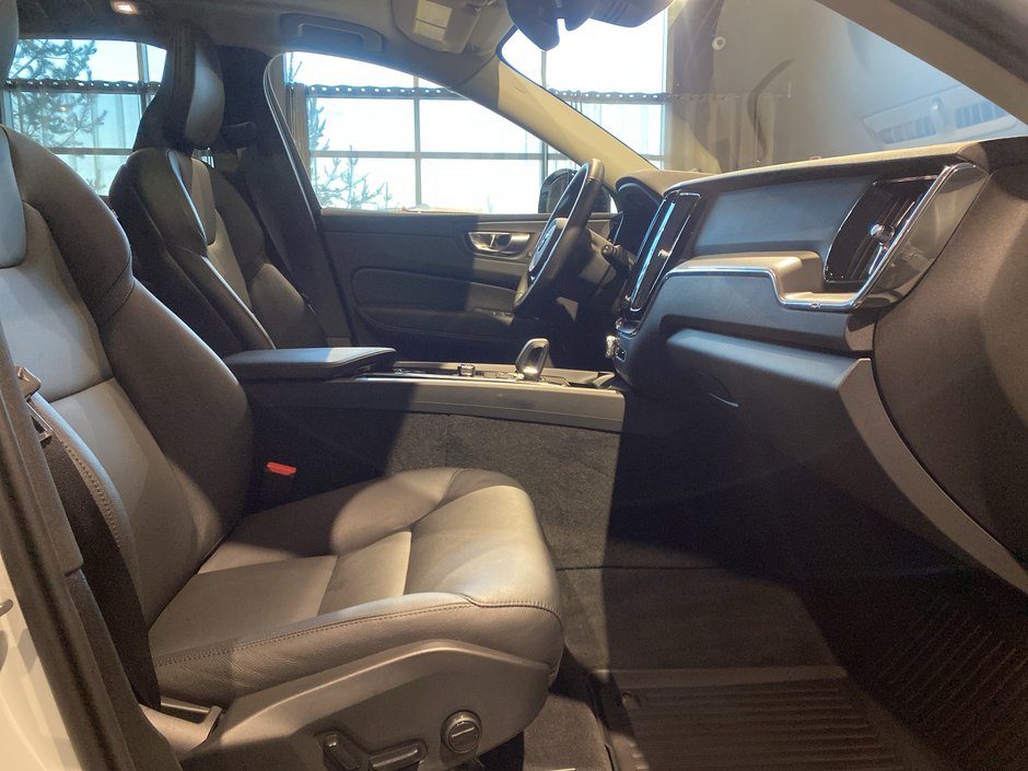 2025 Volvo XC60 Core Dark Theme-22