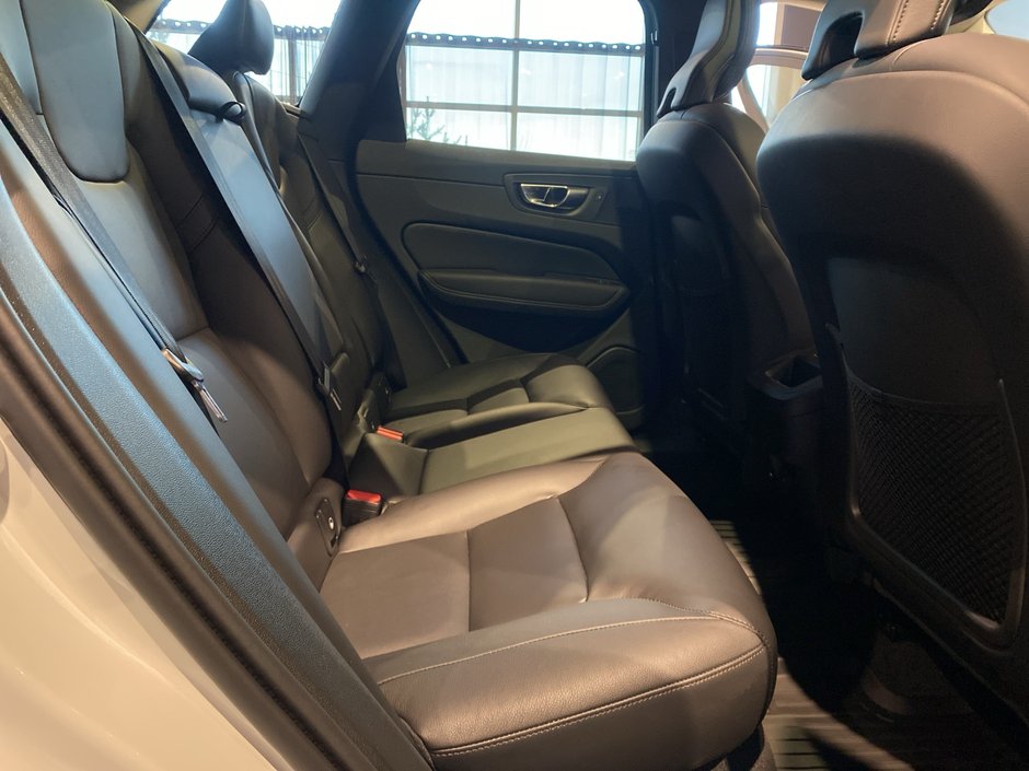 2025 Volvo XC60 Core Dark Theme-21