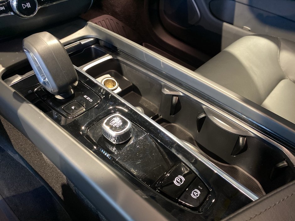 2025 Volvo XC60 Core Dark Theme-12