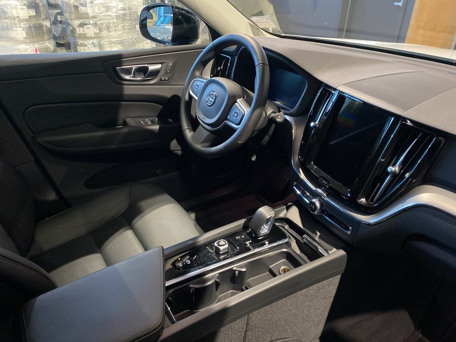 2025 Volvo XC60 Core Dark Theme-23