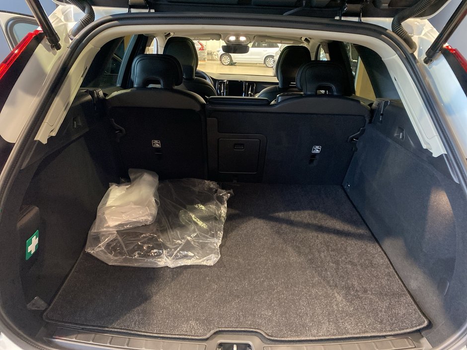 2025 Volvo XC60 Core Dark Theme-19