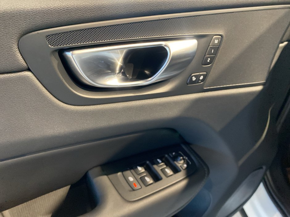 2025 Volvo XC60 Core Dark Theme-11