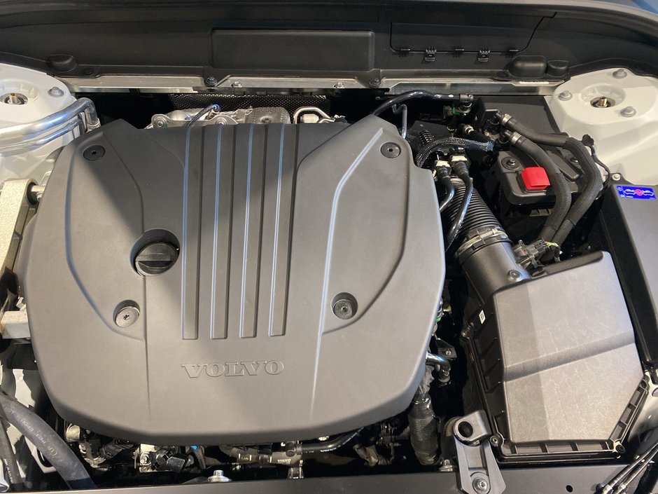 2025 Volvo XC60 Core Dark Theme-25