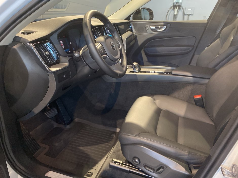 2025 Volvo XC60 Core Dark Theme-9