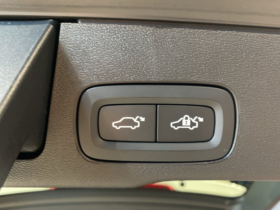 2025 Volvo XC60 Core Dark Theme-20