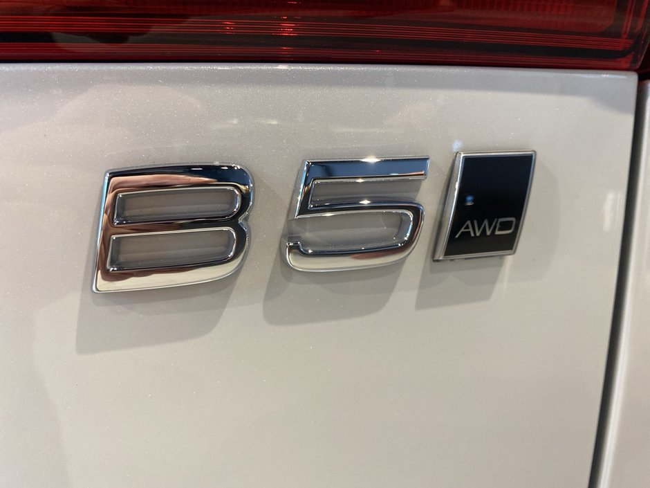 2025 Volvo XC60 Core Dark Theme-26