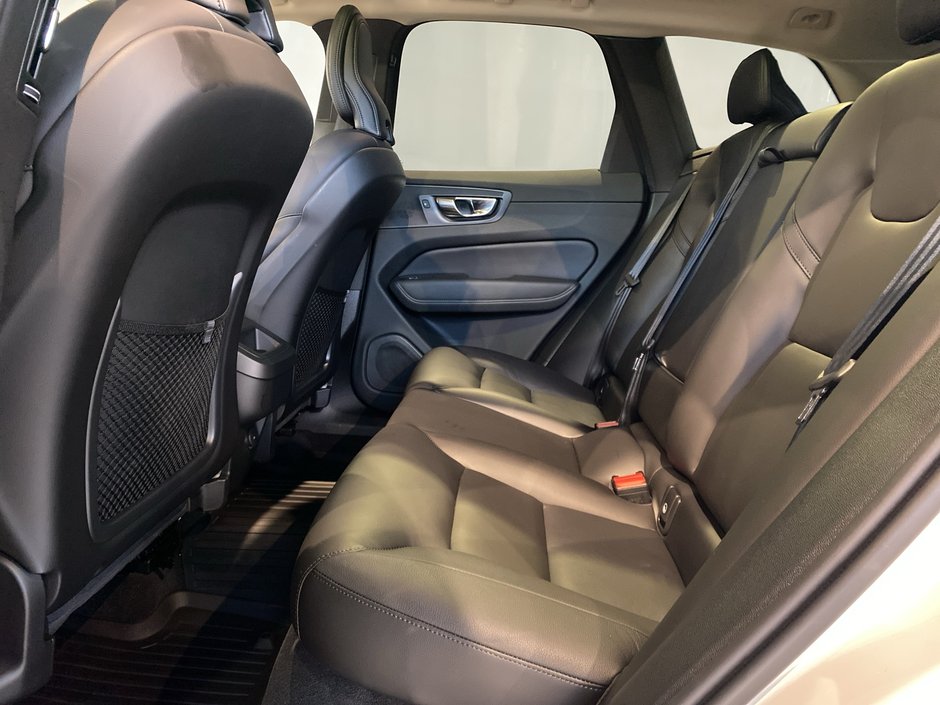 2025 Volvo XC60 Core Dark Theme-17