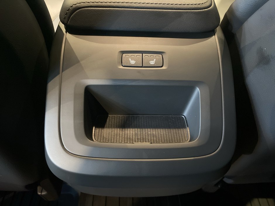 2025 Volvo XC60 Core Dark Theme-18