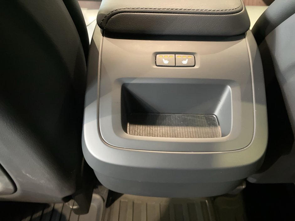 2025 Volvo XC60 Core Dark Theme-18