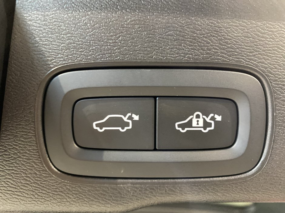 2025 Volvo XC60 Core Dark Theme-20