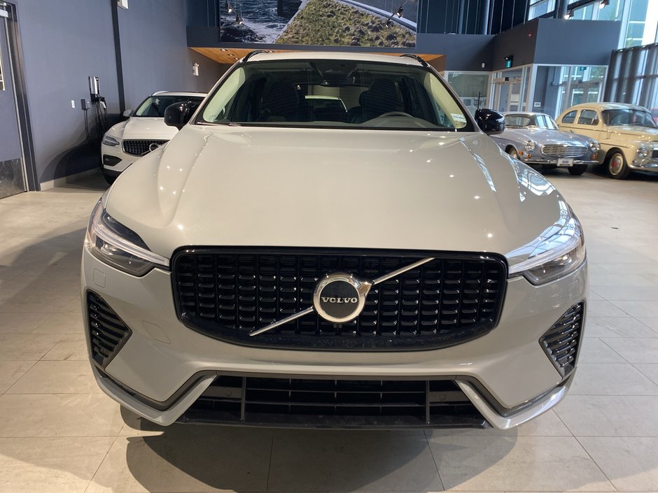 2025 Volvo XC60 Core Dark Theme-7