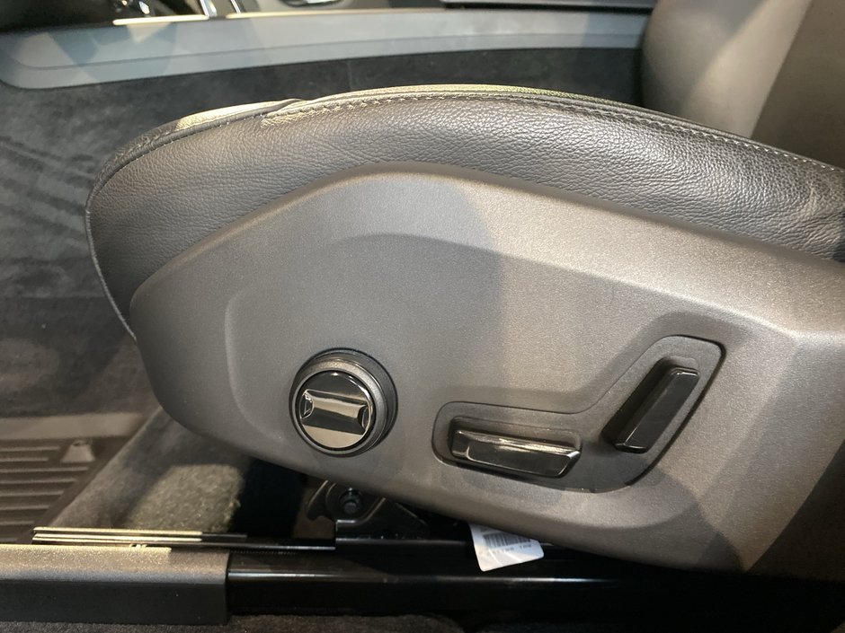 2025 Volvo XC60 Core Dark Theme-12