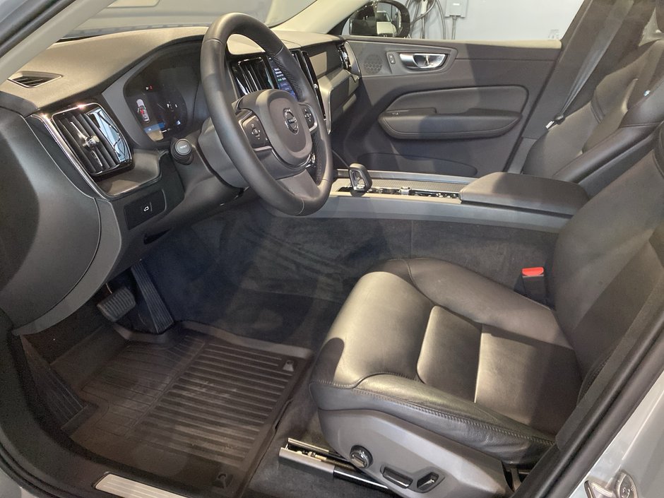 2025 Volvo XC60 Core Dark Theme-9