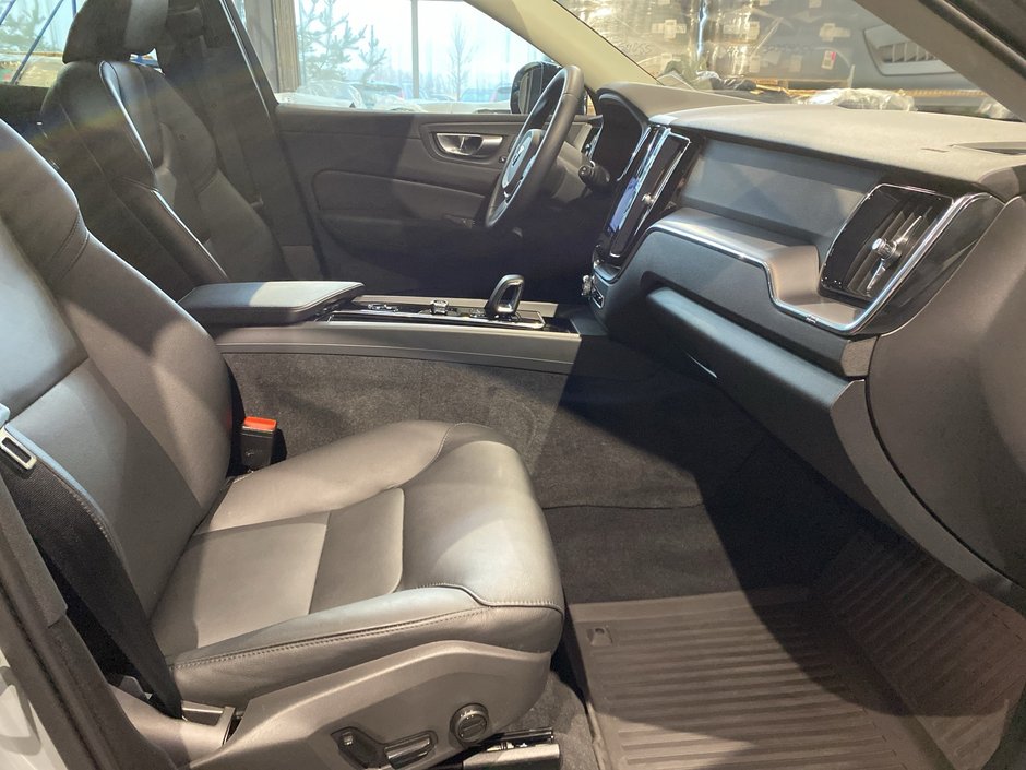 2025 Volvo XC60 Core Dark Theme-22